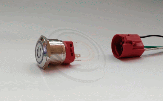 連接器含線材。MP16F、MP19F、MP22F 三個系列黃銅亮面金屬材質防水按鈕開關的尾套連接器，可快速安裝於開關尾端底部，適用於設備內部快速插拔安裝的場合。