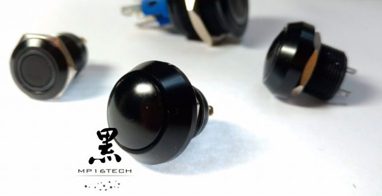 圖片隸屬於"黑色金屬外殼LED防水按鈕開關 極致黑潮 | 鉑達"文章，說明氧化製程表面處理的過程。圖片為4顆不同尺寸的鋁氧化黑金屬按鈕開關排列，包含弧形球型的黑色按鈕。電氣規格、防護規格與LED防水天使演按鈕相同，經過氧化陽極處理，金屬開關換上一身黝黑的膚色，多了黑色的外觀，黑殼的金屬按鈕。