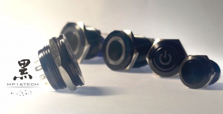 圖片隸屬於"黑色金屬外殼LED防水按鈕開關 極致黑潮 | 鉑達"文章，說明鉑達氧化黑按鈕開關，支援全尺寸金屬開關製作氧化黑外觀，Φ8~Φ30mm 各尺寸都支援。圖片為5顆特寫的鋁氧化黑金屬按鈕開關，包含一個超薄型金屬按鈕製作為氧化黑形式。顯示鉑達金屬開關產品線各尺寸都能製作氧化黑外型。