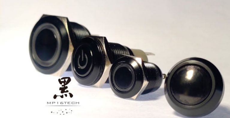 圖片隸屬於"黑色金屬外殼LED防水按鈕開關 極致黑潮 | 鉑達"文章，針對" 黑色金屬外殼LED防水按鈕開關 極致黑潮 "文章進行重點說明。圖片顯示為4顆氧化黑金屬按鈕整齊排列，說明全系列尺寸原則上皆能製作氧化黑的外殼。