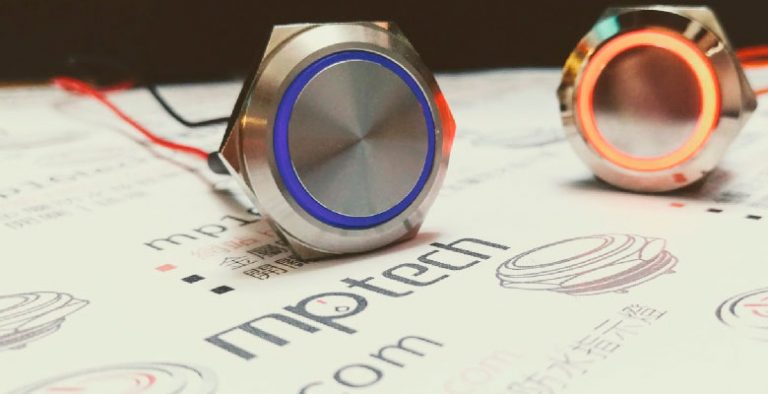 圖片隸屬於"常用的金屬按鈕開關發光燈號"文章，分別有藍色發光以及紅色發光的圓形環形燈號，顯示不同的光圈寬度，並呈現不同的視覺比例感受。 幾乎每一款帶燈金屬開關都能搭配以上燈號，不同的需求場合及應用時機，都能在鉑達找到適合的防水按鈕發光燈號